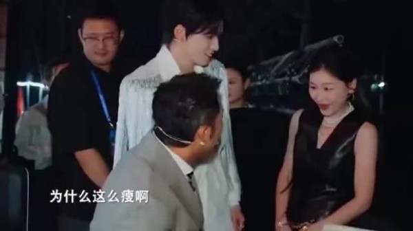 难怪金靖能接贾玲的班,后台聊天爆梗,沈腾杨迪都接不住丨王牌9