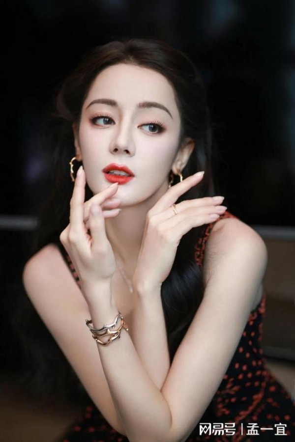 热度扛不动演技空心化？迪丽热巴“扛剧女王”人设崩于表演失语