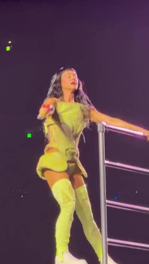 水果姐上海演出倒拿话筒致敬萨顶顶