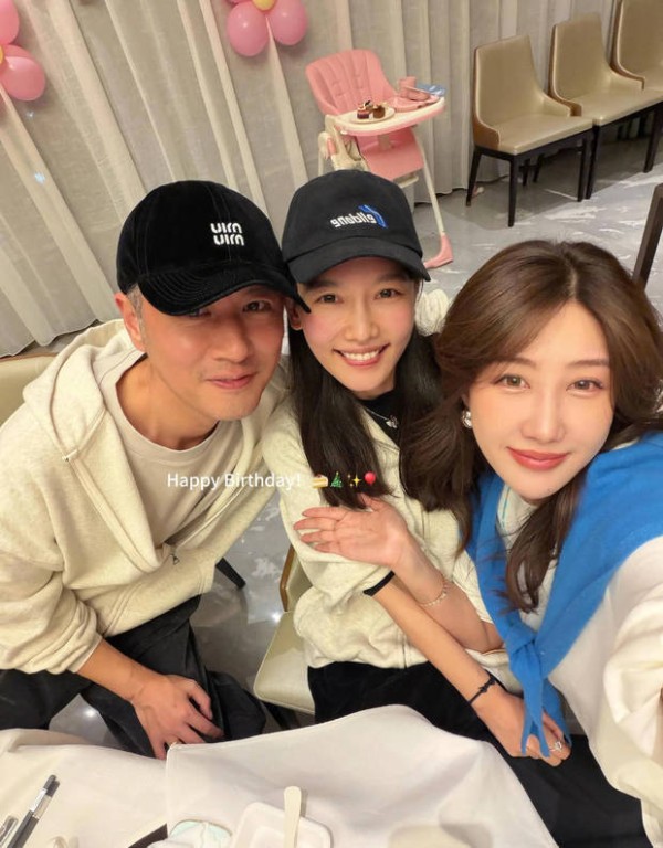 恩爱藏不住!任重孙骁骁与好友聚餐 牵手互动好甜蜜