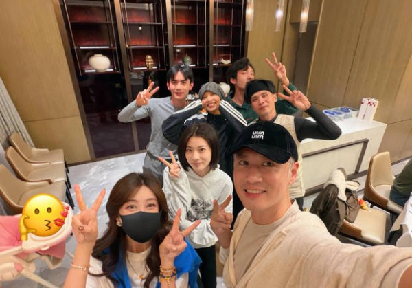 46岁任重两鬓白发抢镜。