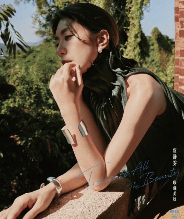 贾静雯解锁多元风格!松弛神态尽显百变气场