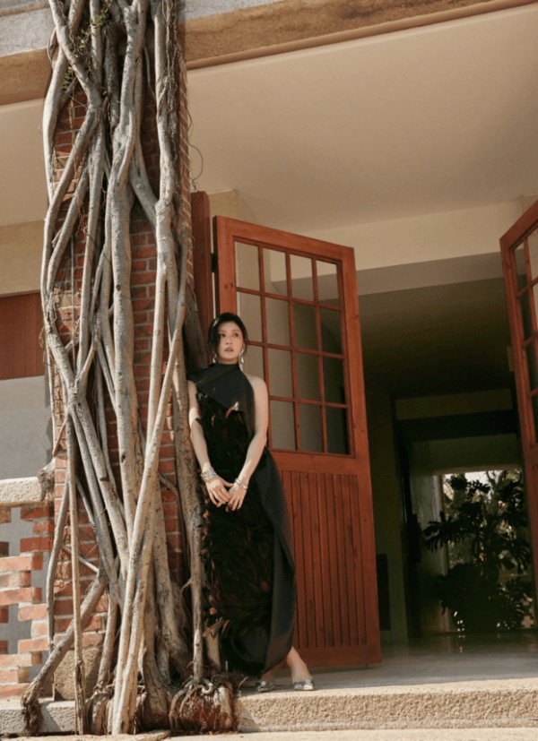 贾静雯依靠树干，造型轻简。