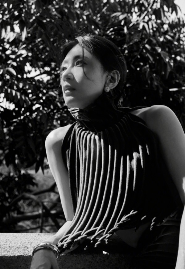 贾静雯黑白色调，藏着灵动质感。