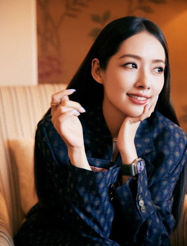 41岁的郭碧婷带两个孩子逛街，素颜朝天令人唏嘘，儿子倒地撒泼