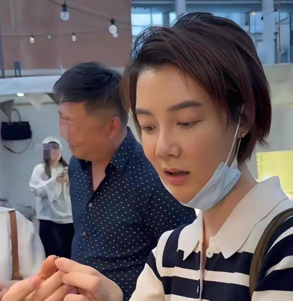 43岁车晓逛集市，她脸变化太大难怪不拍戏，都快认不出了！