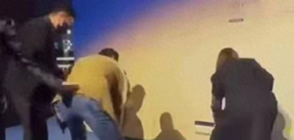 这个世界上我最想不通的人 ,就是任达华了,明明他都70岁的人了