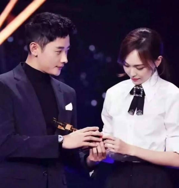 唐嫣生日低调从简,半夜步行送老公回家,陪罗晋度过父亲服丧期