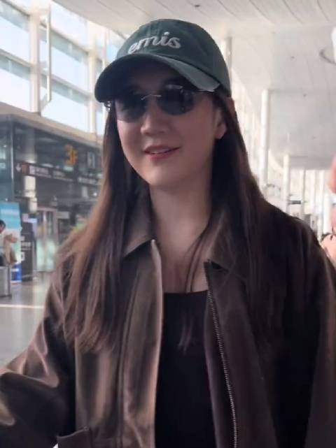 陈梦机场皮衣造型飒爽亮相，香奈儿配泡泡玛特展反差萌