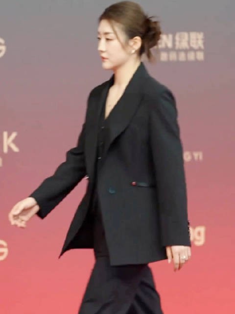 陈梦亮相首届代言人盛典,黑色西服造型吸睛