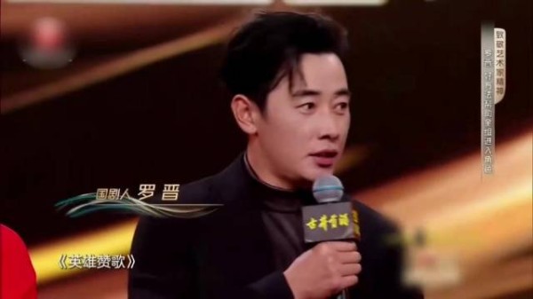 难怪唐嫣当年非要嫁给他！43岁罗晋一身黑西装太帅，这谁能不心动