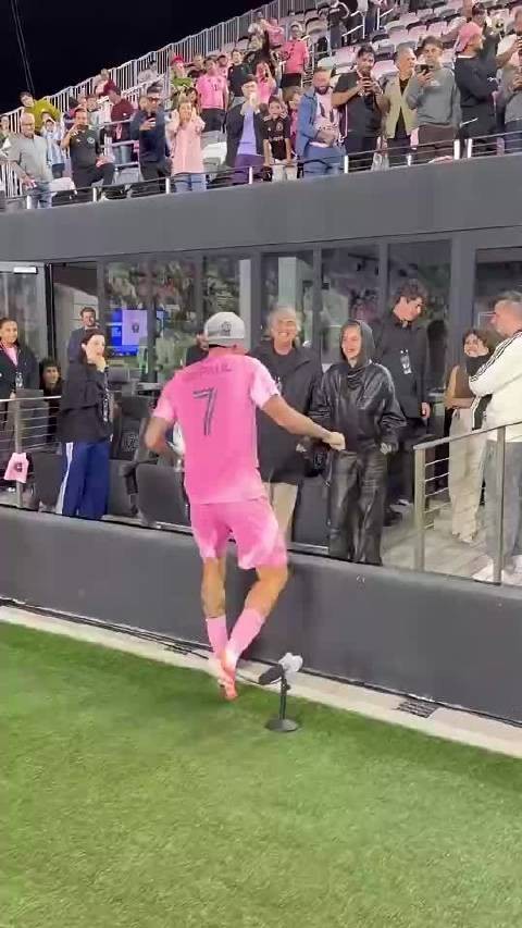 德保罗女友穿的内衣有点性感