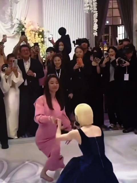 林心如光脚与lulu共舞，现身许玮甯邱泽婚礼