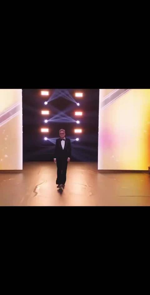 周润发MAMA压轴登场银发造型气场全开，与权志龙十年后再同框