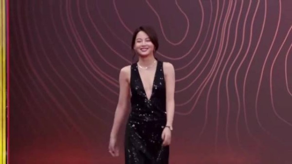 辛芷蕾不愧是威尼斯影后！一袭深V礼服裙尽显事业线，气场全开