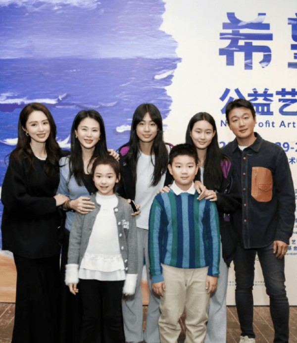 小酒窝佟大为儿子一起做公益!互动温馨感拉满