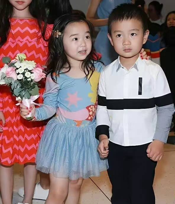 小酒窝和佟大为儿子童年照。