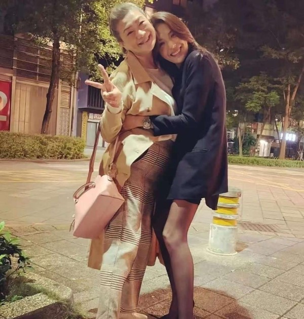 萧敬腾林有慧晒与许玮甯妈妈合照 母女都是大美人 萧敬腾越来越姨化