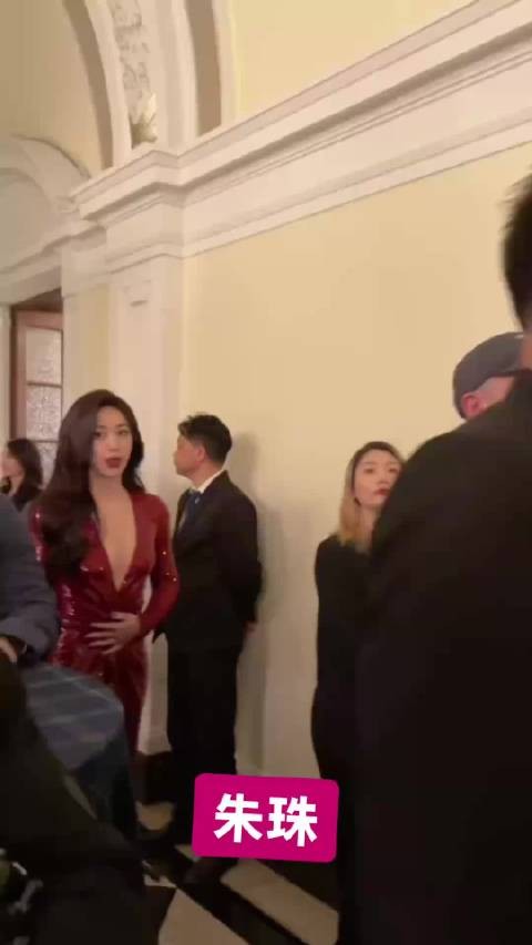 朱珠老公王昀佳清华毕业系围裙下厨，幸福婚姻细节曝光