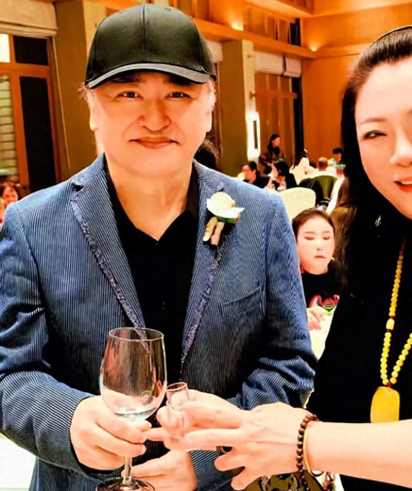 不伦不类！刘欢女儿刚刚完婚，随即全家就遭网友怒骂，到底谁对？