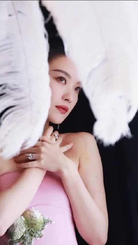 谁懂倪妮的镜头表现力!自带电影滤镜,一颦一笑皆成风景,举手投足间尽是风情