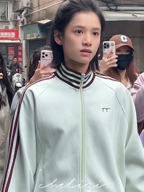 张婧仪素颜出镜状态佳