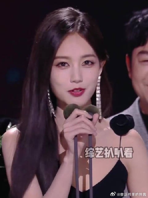 以为李一桐身材够好,下秒隆妮入镜,瞬间被惊艳!