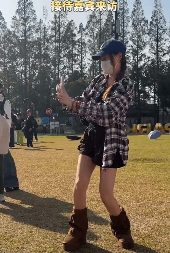 应采儿给孩子们拍照。