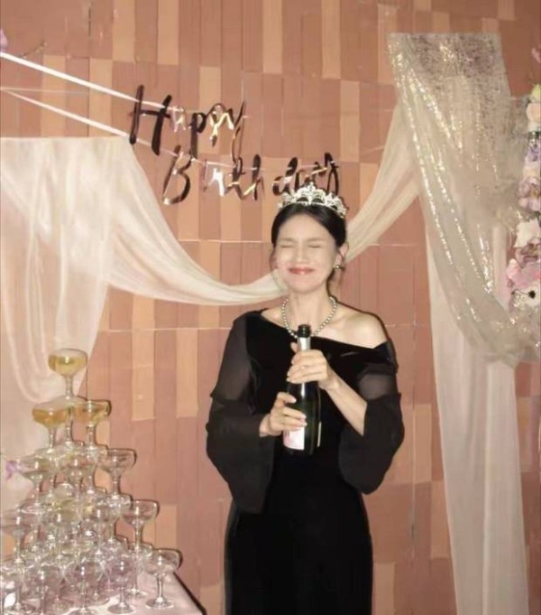 胡可笑容满面，心情大好。