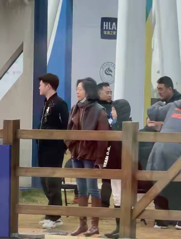 汪涵老婆杨乐乐带11岁儿子参加马术比赛!沐沐侧脸神似爸爸