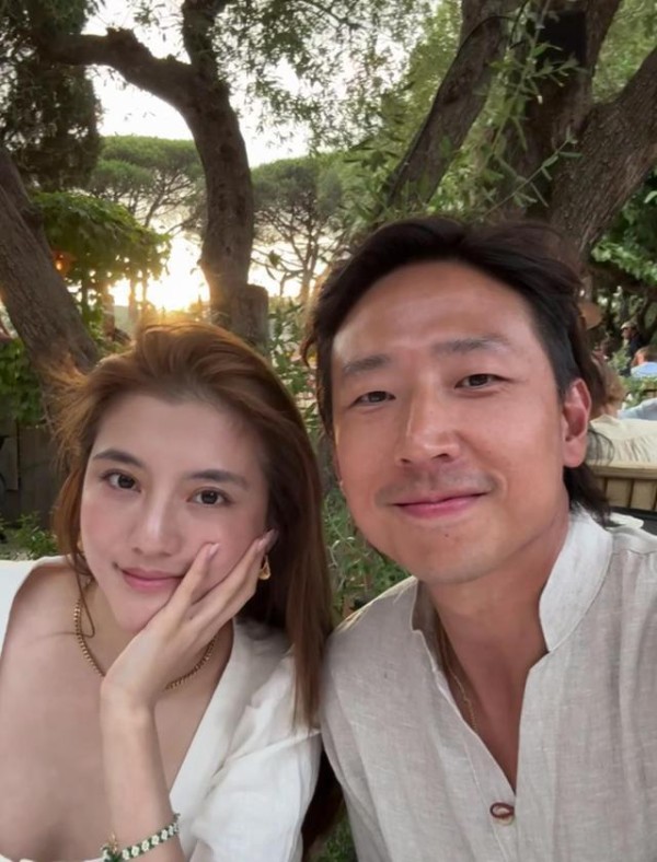 吴千语夫妇现身上海，面相富态长腿吸睛，施伯雄秃头被调侃老嫂子