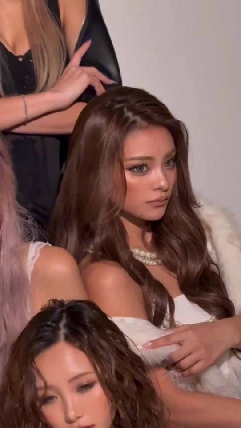 美女工作中露出疲态，但立刻又恢复工作姿态