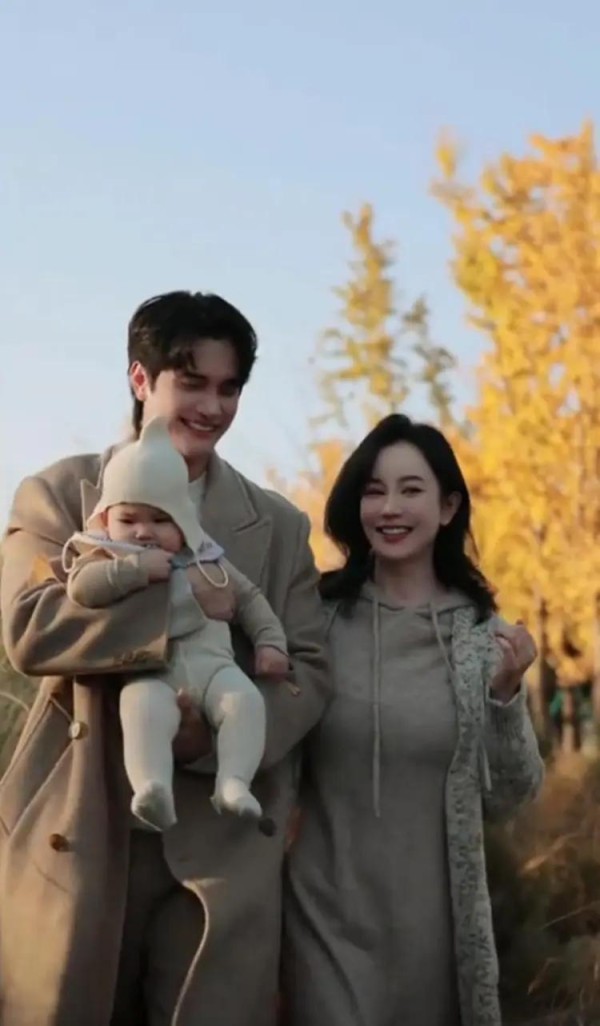 张檬一家三口赏秋照曝光!儿子Dylan胖嘟嘟的很可爱,张檬上围大了一圈