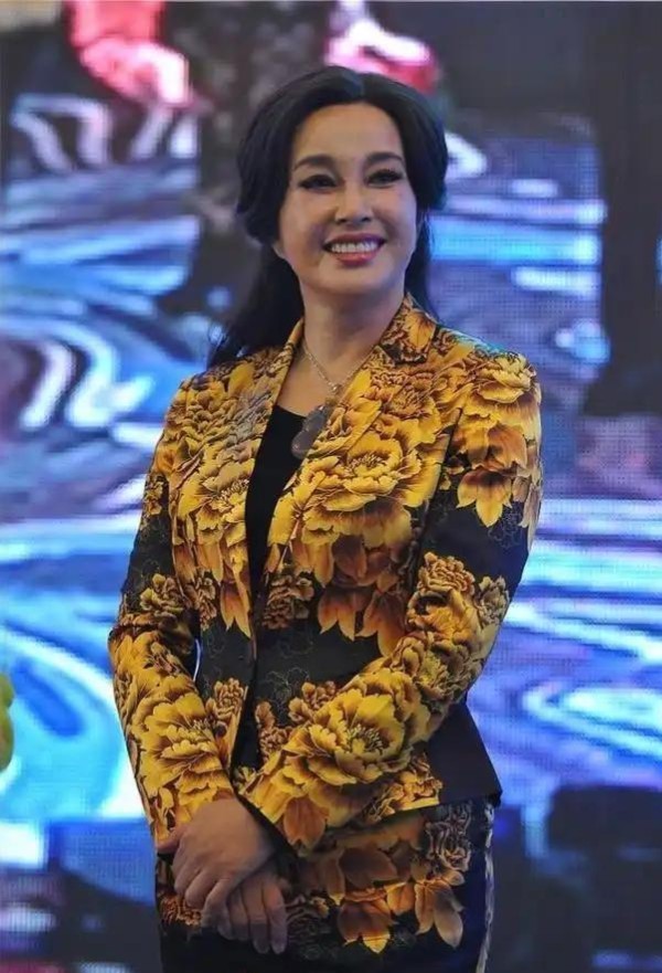 节目现场意外摔倒!75岁刘晓庆秒起,健康状态打脸年龄焦虑?