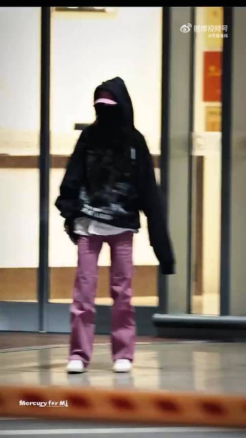 杨幂2025年末机场私服亮相，黑卫衣白T撞色紫裤飒爽吸睛