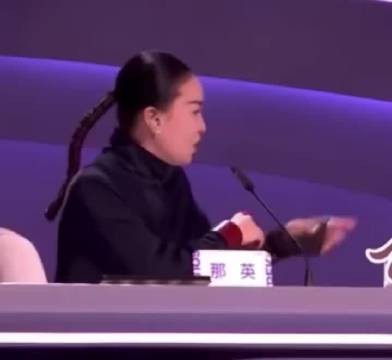 尚雯婕抓住那英小辫子这段儿真是肉眼可见的开心啊,太可爱了!