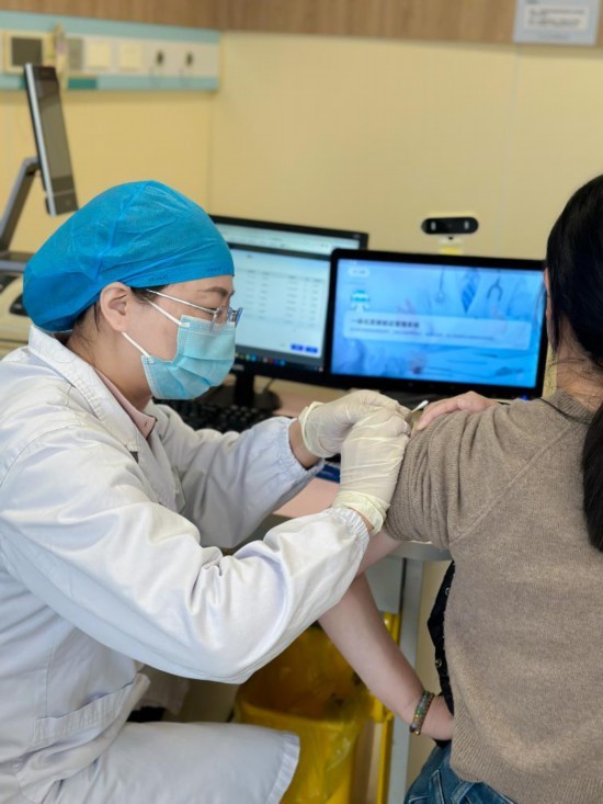 居民在杭州市小河湖墅街道社区卫生服务中心接种流感疫苗。(受访者供图)