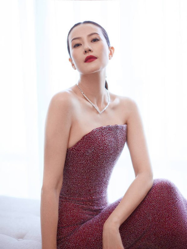 高圆圆自信大方，光彩照人。