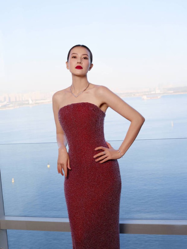 高圆圆穿红色闪钻抹胸裙明艳动人。