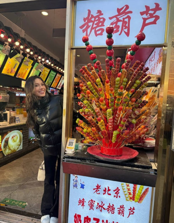 冬日生活照曝光！谷爱凌街边邂逅老北京糖葫芦，甜笑模样超治愈