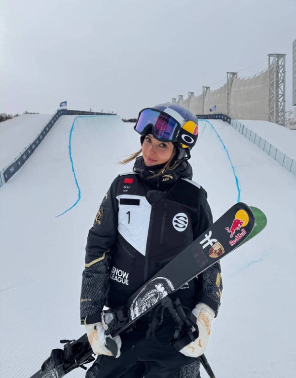 谷爱凌晒滑雪照，状态自信大方，魅力十足。