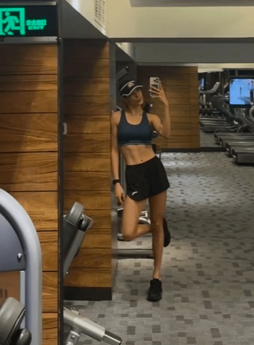 谷爱凌的腹肌、马甲线十分明显。