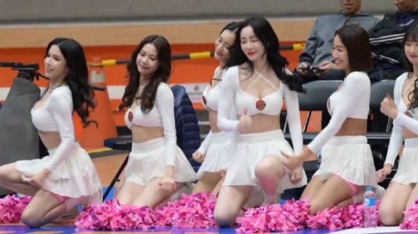 台湾省篮球比赛啦啦队的女孩子，看着就风情万种，充满魅力