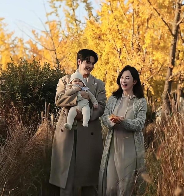 张檬产后8个月带娃赏秋！母乳喂娃状态绝，颜值气质大变样？