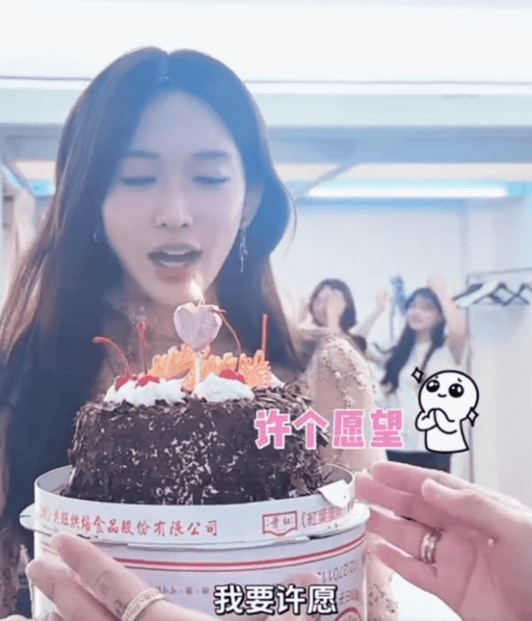 林志玲 51 岁生日落泪，手捧蛋糕尽显温柔脆弱感