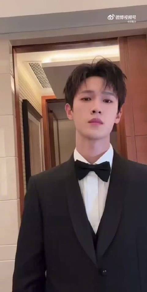 李昀锐黑色西装跳抖肩舞板脸演绎别样风味