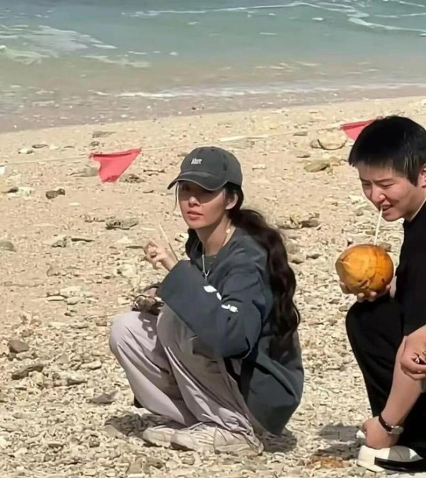 42岁郭碧婷素颜被偶遇！二胎妈仍似少女