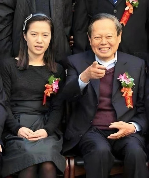 49岁翁帆首露笑颜！杨振宁走后她首次公开亮相，身后细节耐人寻味