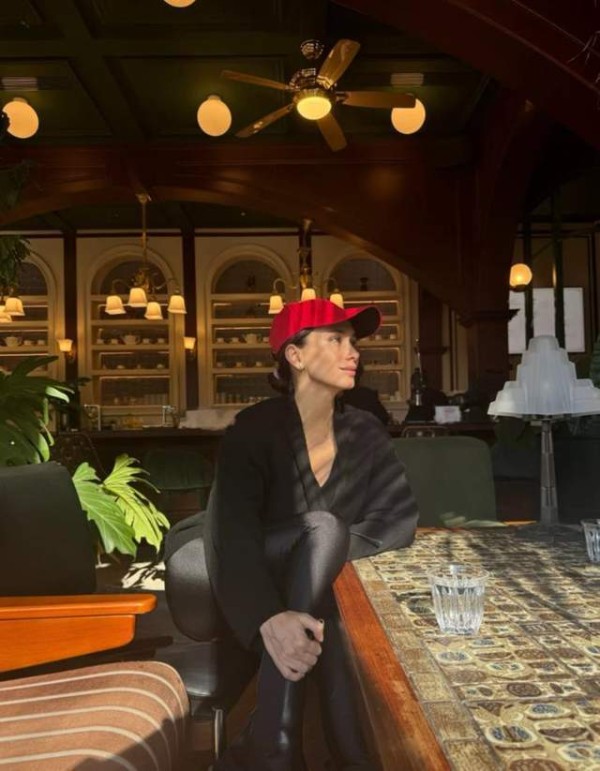 卢靖姗产后一个月出门，刚生完娃穿一身黑并不显瘦，但脸是真美