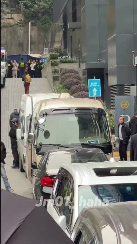 黄子韬现身时代峰峻大楼引热议